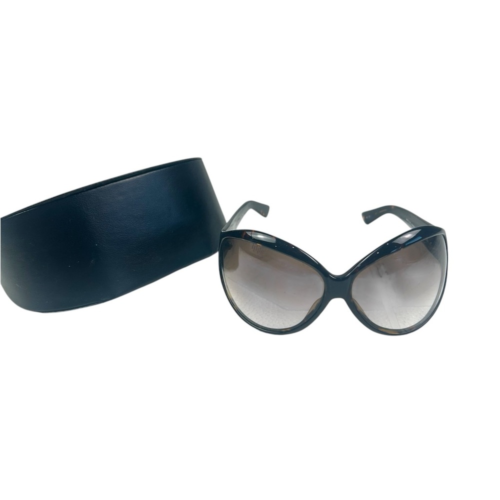 Vera Wang Womenโs Oversized Sunglasses Black Frame Brown Gradient Lenses w Case - Picture 1 of 7